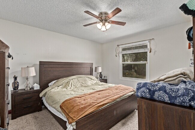 Building Photo - Lovely Three bed / Two bath for rent