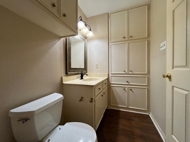 Building Photo - Townhome in the Heart of the Southside!