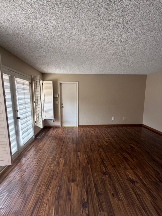 Building Photo - 2323 Easthills Dr