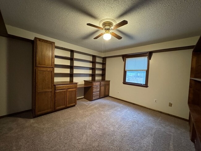 Building Photo - Rent free December ! Sign a lease in December and enjoy the rest of the month free!