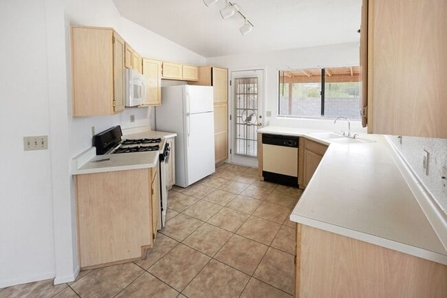 Building Photo - Stylish & Bright 3-Bed Oasis with Desert B...