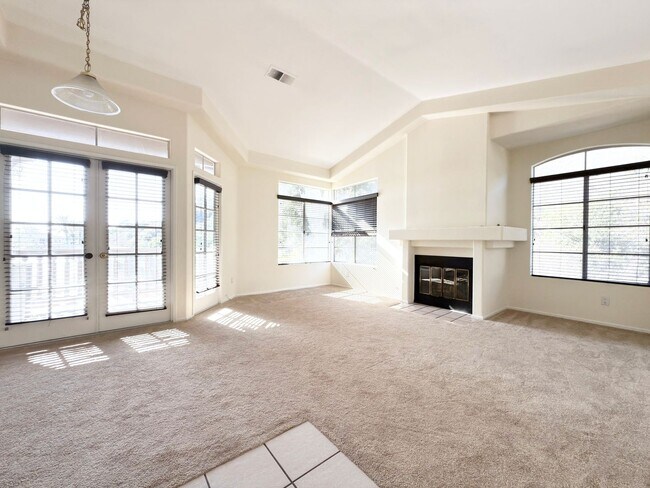 Building Photo - Upper Level Condo in Gated Community