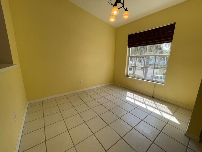 Building Photo - ANNUAL RENTAL - 2ND FLOOR LAKE VIEW 2 BED ...