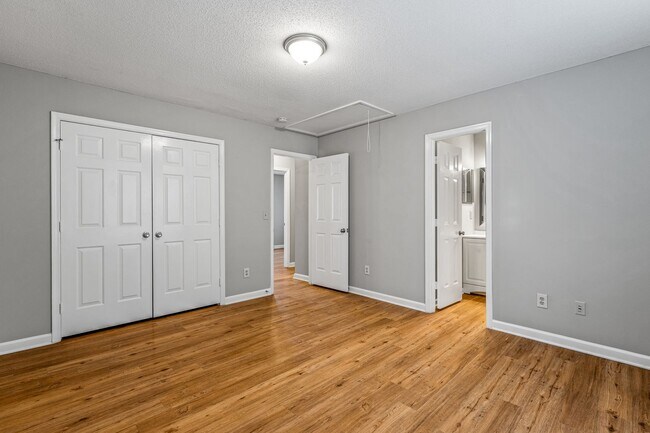 Building Photo - SW - Like New Home, Vaulted LR Ceiling, Fire Place, Wood Flooring, Several Updates!