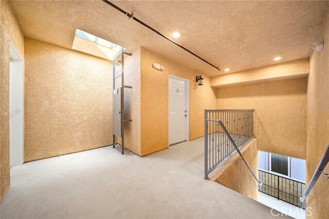 Building Photo - 5639 Huntington Dr