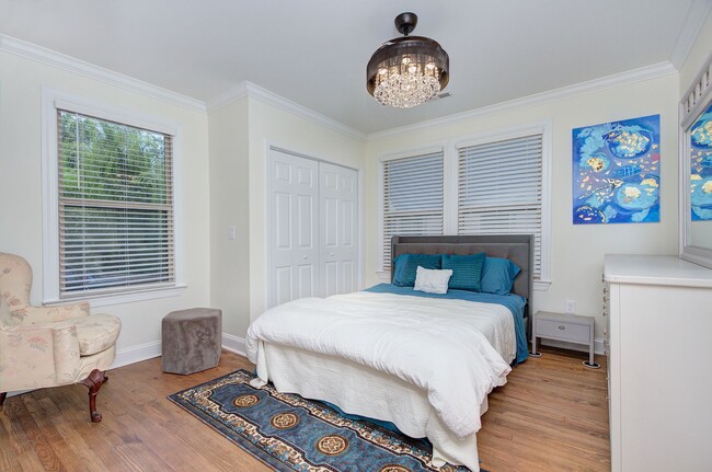 Building Photo - Discover the charm of this FULLY FURNISHED...