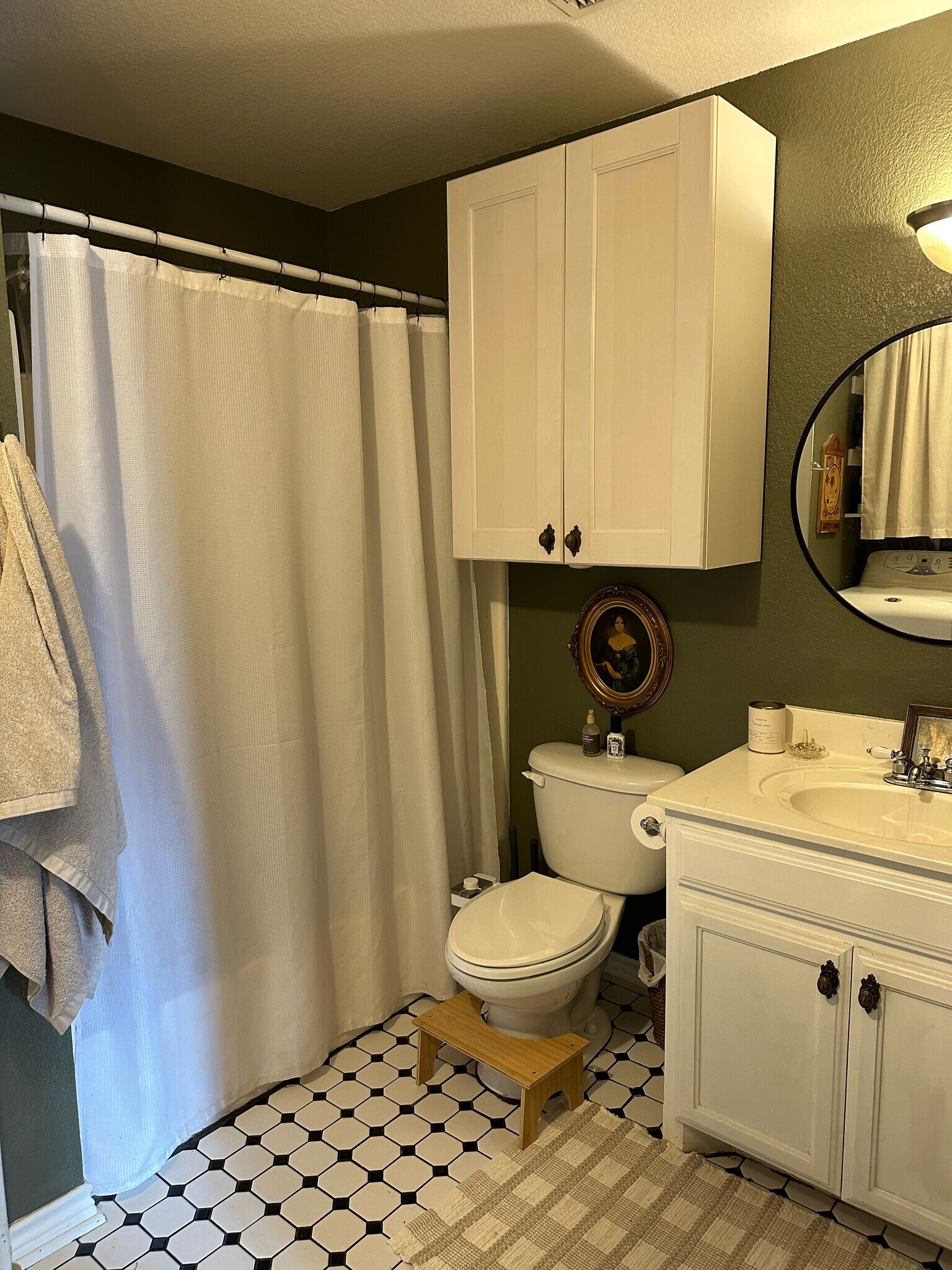 Bathroom 940-383-2500 with tub. - 2019 N Bell Ave