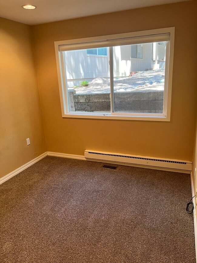 Building Photo - Available Now! 4 bedroom, 2.5 bath unit
