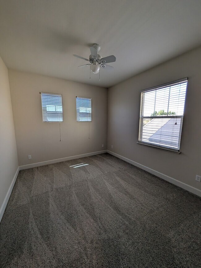 Building Photo - 208 Yellow Rose Cir