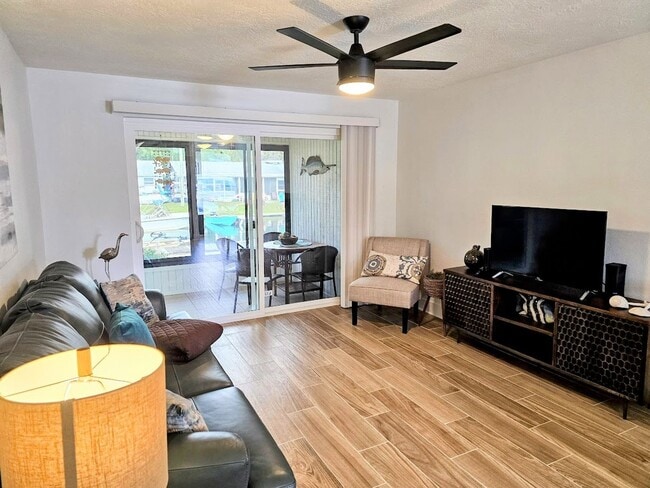 Building Photo - Experience the Ultimate Crystal River Getaway!