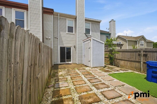 Building Photo - UPDATED 3 BEDROOM 2.5 BATH, FENCED YARD PETS ALLOWED
