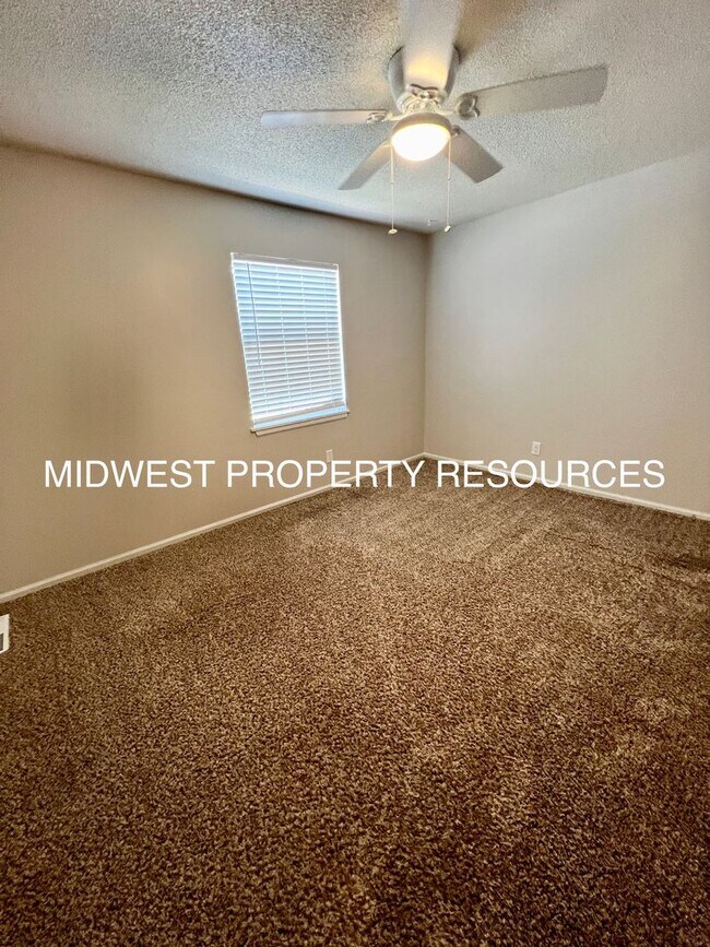 Building Photo - Stunning 2 Story townhome w/ outdoor Maintenance provided