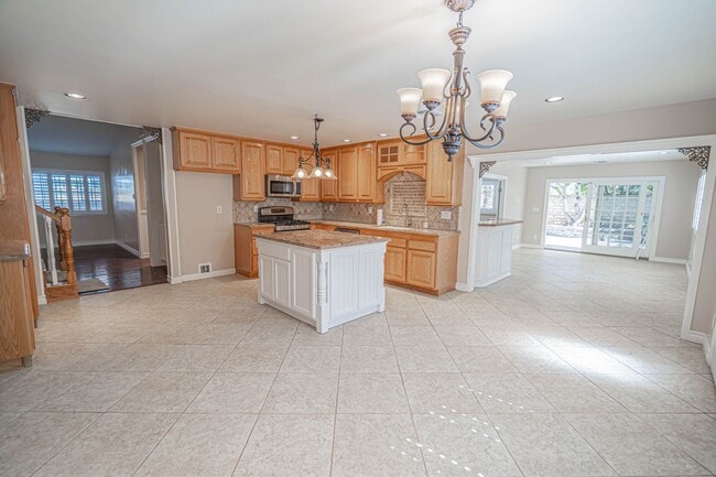 Building Photo - Valencia 4 Bedroom Home for Rent.