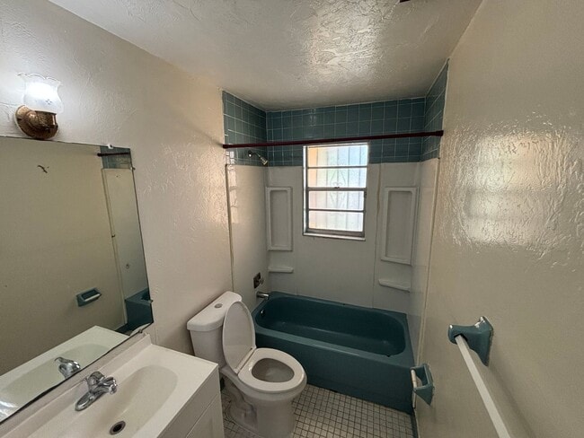 Building Photo - 4 Bedroom 1 1/2 Bathroom Single Family House