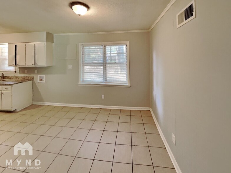 Building Photo - 2535 Eastbrook Dr