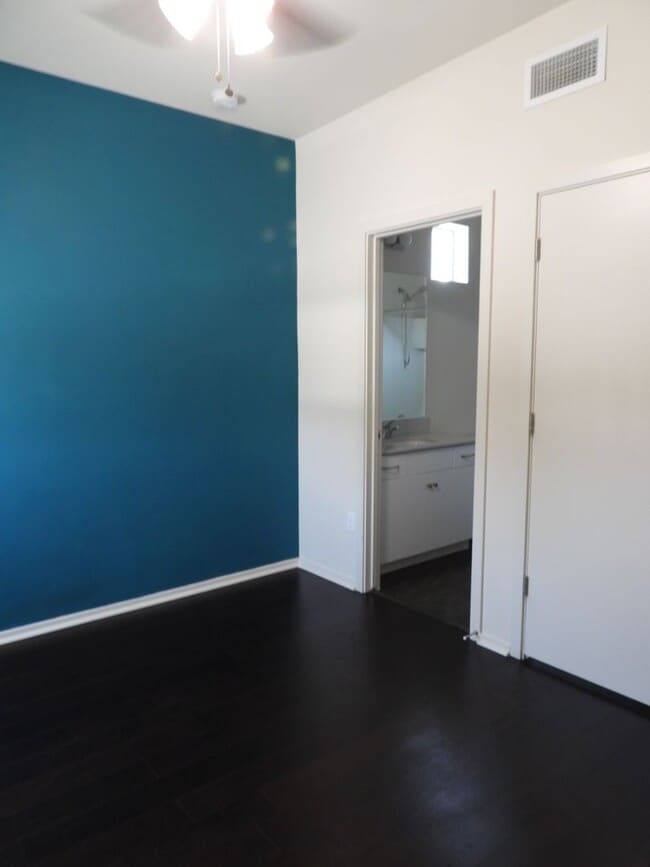 Building Photo - 975 E Park Modern Dr