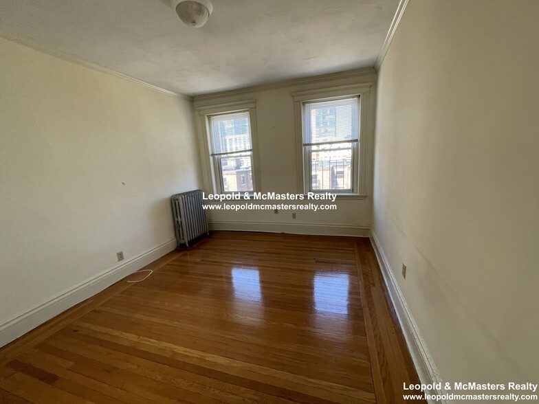 Building Photo - 48 Queensberry St