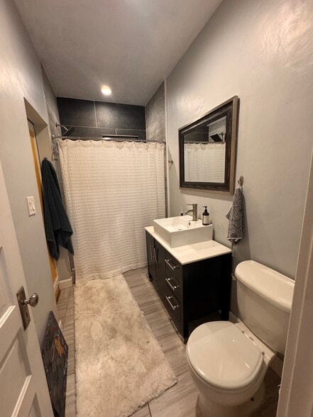 Master bath - 2415 N Vine St