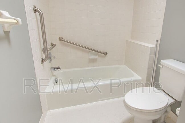 Building Photo - 1229 Llewellyn Ave