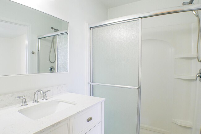Building Photo - 1-bedroom apartment in pristine condition,...