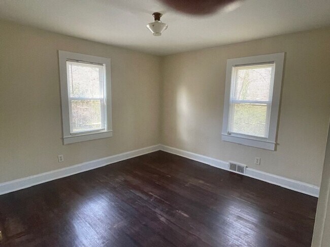 Building Photo - Perfect Home In Center of Winston-Salem!