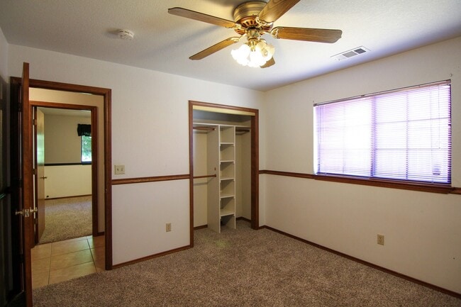 Building Photo - 6827 Creekside St