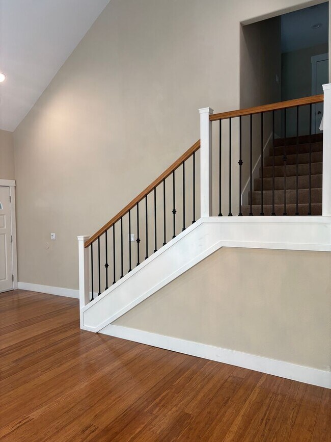 Building Photo - Large 4 Bedroom 3 bath Home, Plus Bonus Ro...