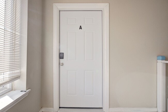 Building Photo - ** Move-in Special - First Full Month's Rent Free ** Bright & Stylish 2-Bedroom Close to the Plaz...