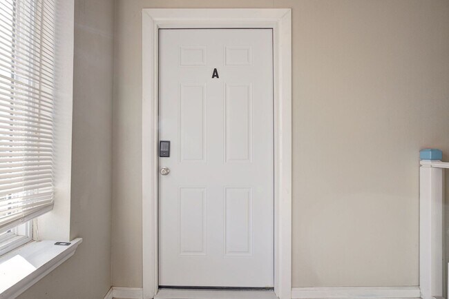 Building Photo - Bright & Stylish 2-Bedroom Close to the Plaza District