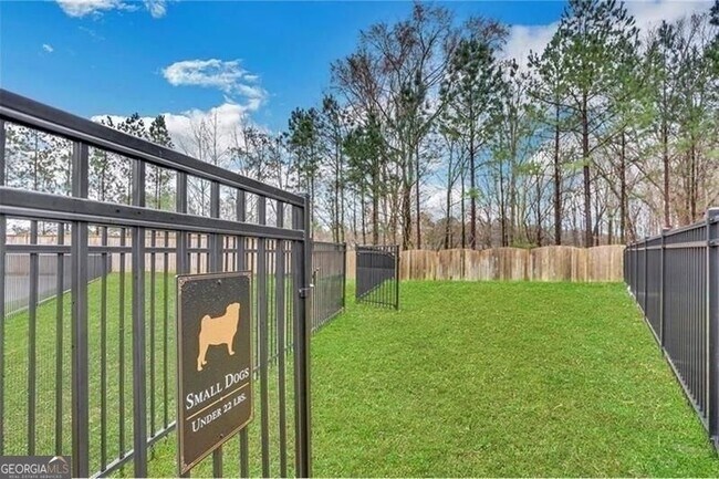 Building Photo - 123 Village Green Ave