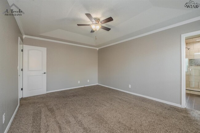 Building Photo - 509 W Coleman Ave
