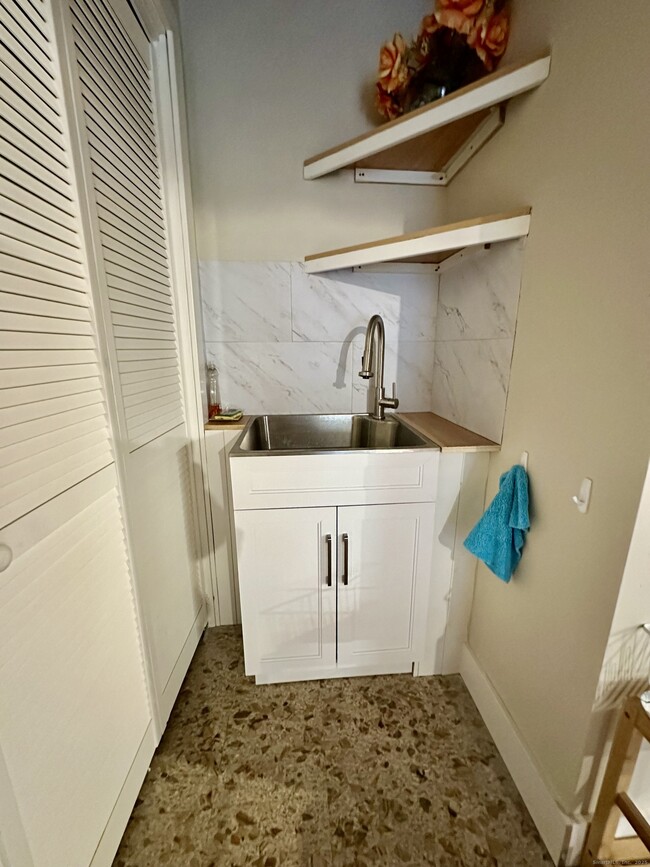 Building Photo - 19 Talcott Mountain Rd