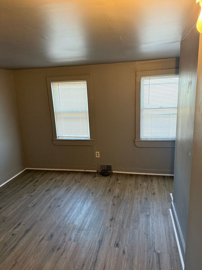 Building Photo - Two bedroom House available now!!! 109 1/2 S. Jackson St Section 8 accepted!