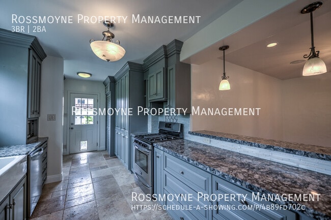 Building Photo - 10856 Wellworth Ave