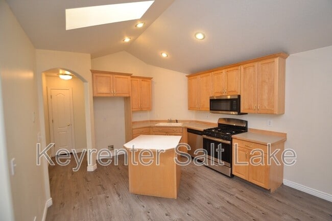 Building Photo - 584 W 760 N