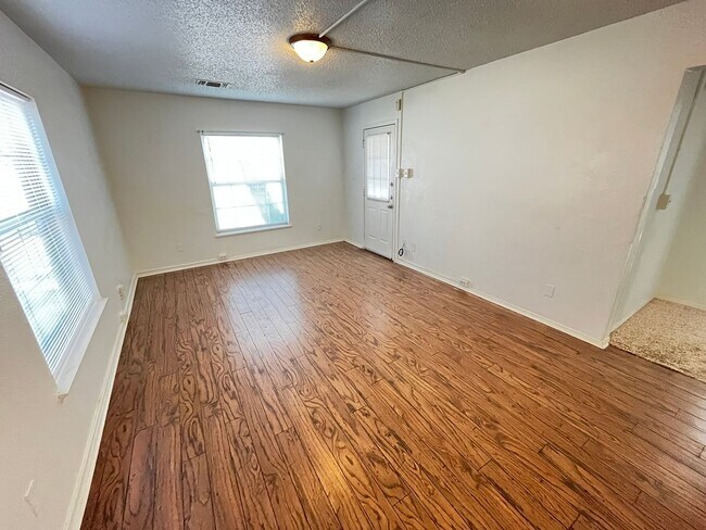 Building Photo - Perfect Rental for Families — Great Location!