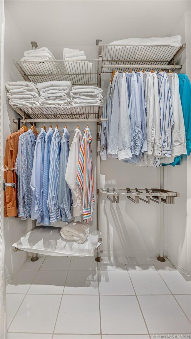 Building Photo - 100 Lincoln Rd