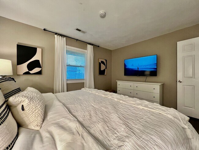 Building Photo - 3 BDR Ranch w/ Fenced yard, laundry, garage + more