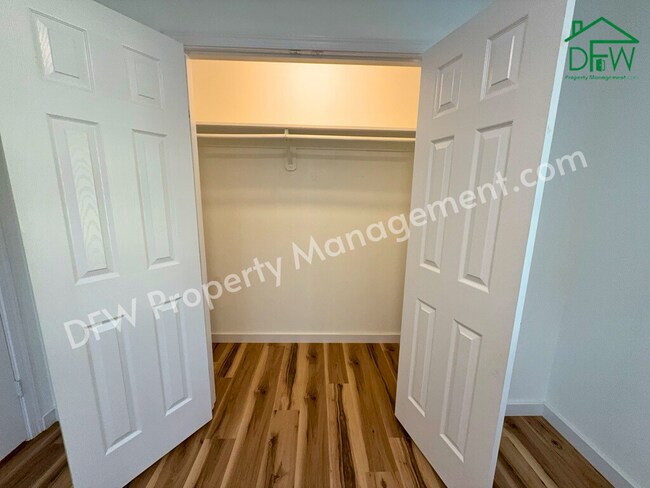 Building Photo - Fully Renovated 2-Bedroom Home Near UTA & AT&T Stadium – Modern Upgrades + Spacious Yard!