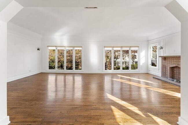Interior Photo - 175-181 N. Sycamore Avenue,