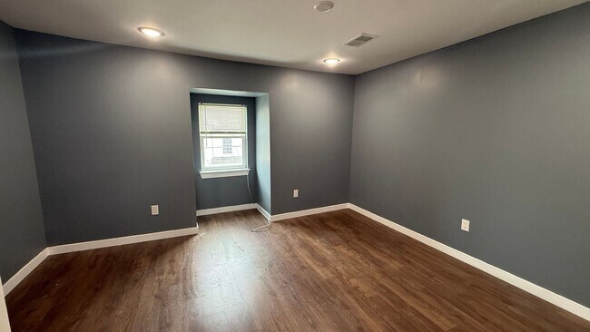 Building Photo - 21 E School House Ln