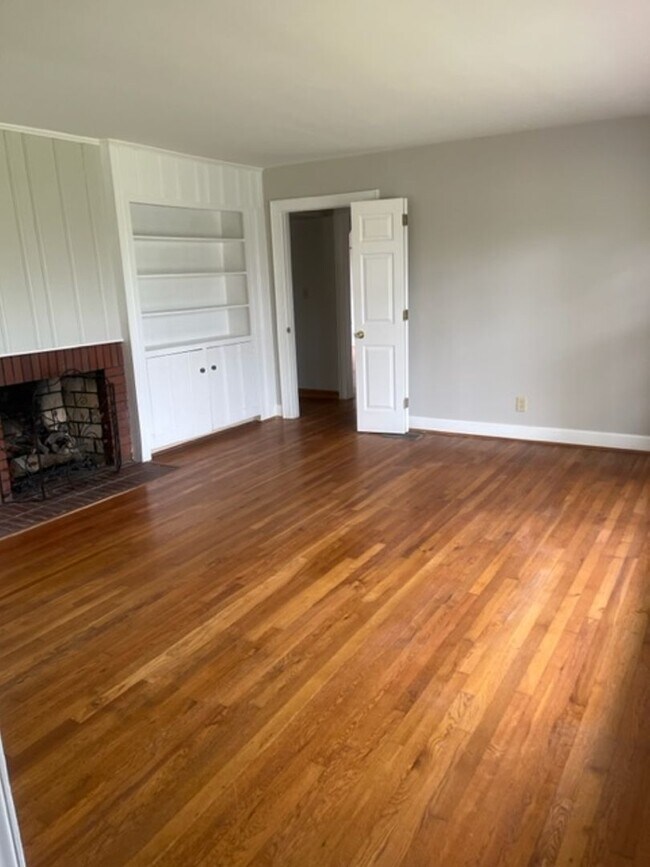 Building Photo - AVAILABLE NOW! Open house 10/20/2025 from ...