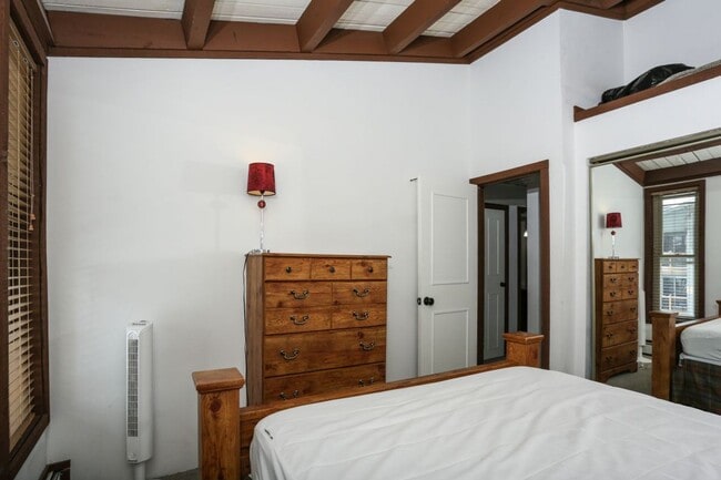 Building Photo - 2 Bedroom in Wildernest!  Summer lease!