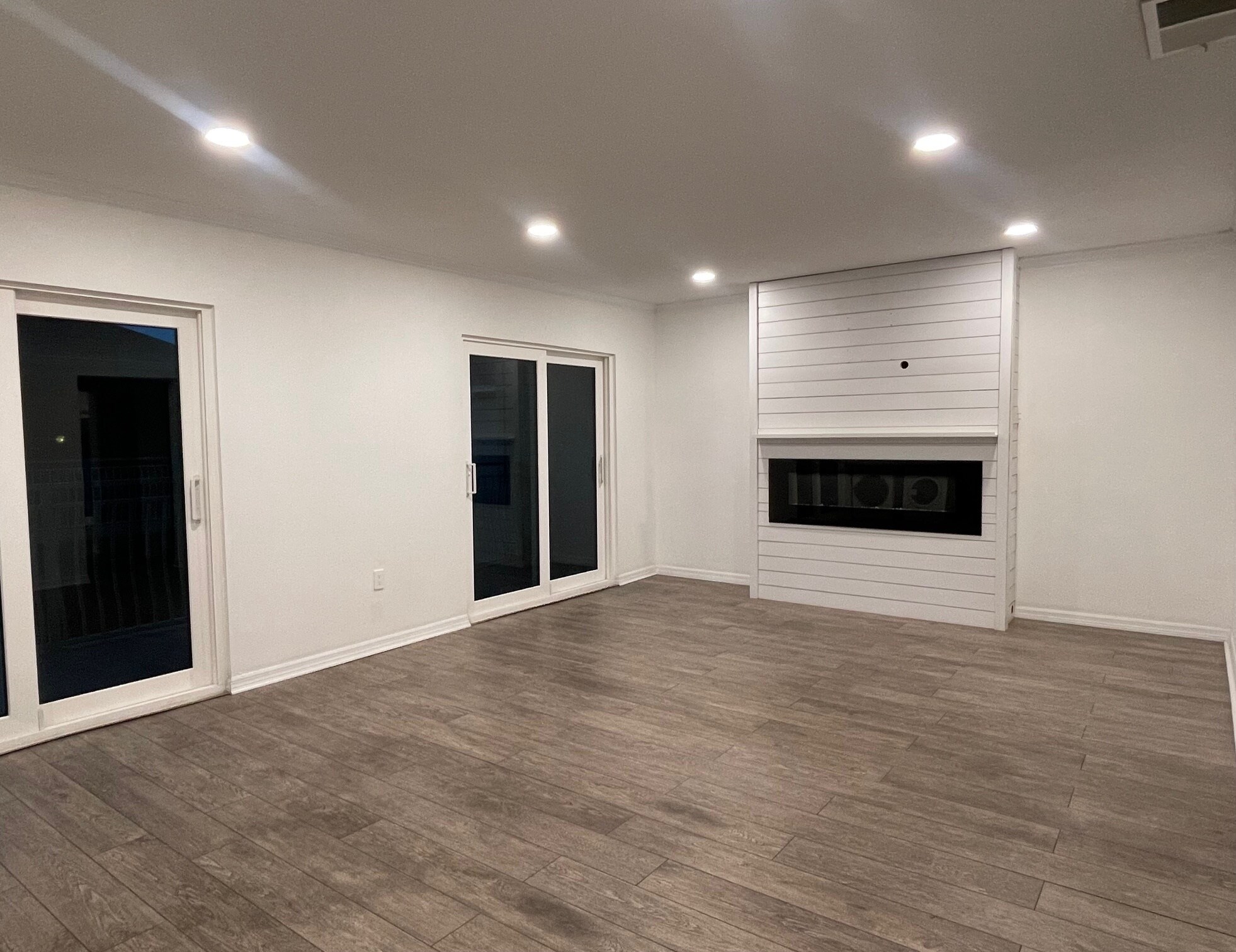 Building Photo - 8811 Bay Pointe Dr