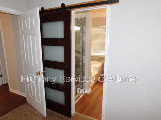 Building Photo - 5147 Round Table Dr