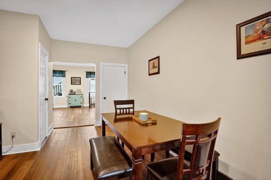 Building Photo - 3225 Mary St