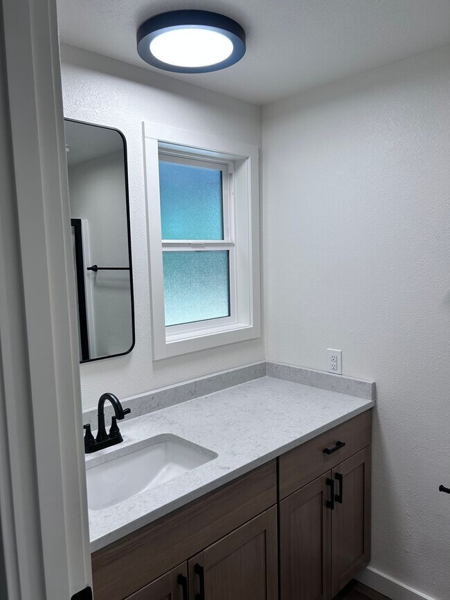 Building Photo - Single Level 4 bedroom in Heart of Vancouver