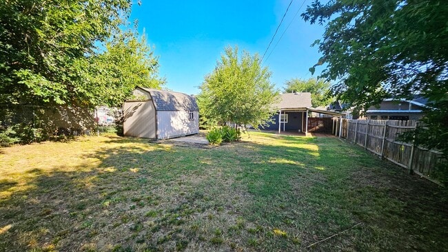 Building Photo - 3 Bed/2 Bath Paseo District Neighbor