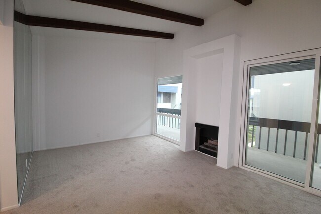 Building Photo - Coastal Ventura living – Gorgeous Ocean Views near Surfers Point