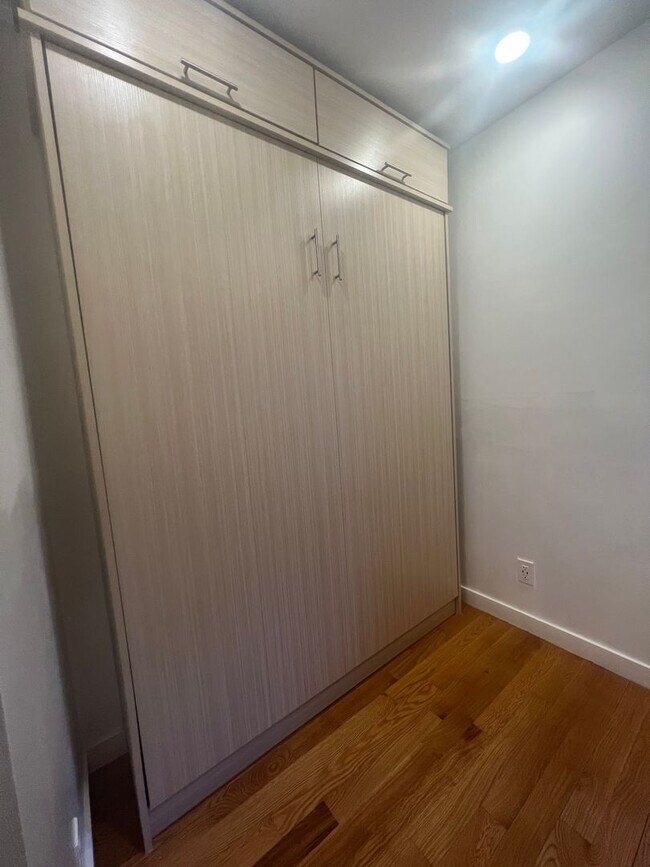 Building Photo - CHELSEA/BOSTON NO BROKER OR RENTAL FEES !!...